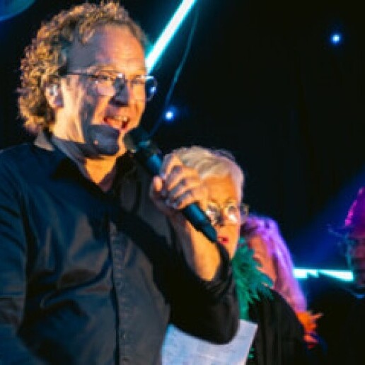 Presentator Nijmegen  (NL) Huug Duin, dagvoorzitter aan de piano