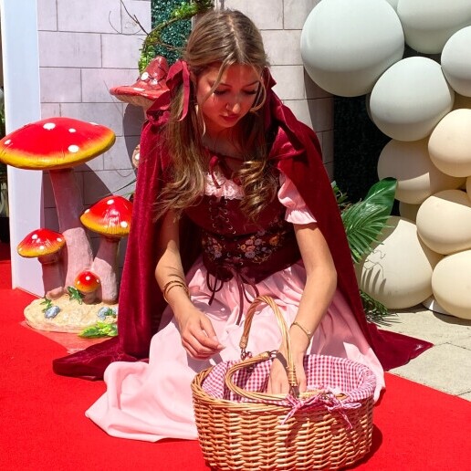Character/Mascott Haarlem  (NL) Meet & Greet with Little Red Riding Hood!