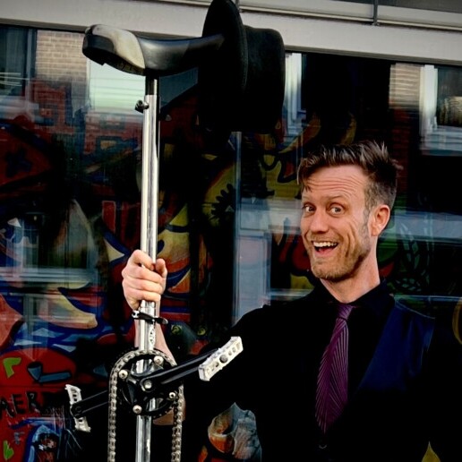 Jongleur Amsterdam  (NL) Komische jongleershow met lange eenwielers