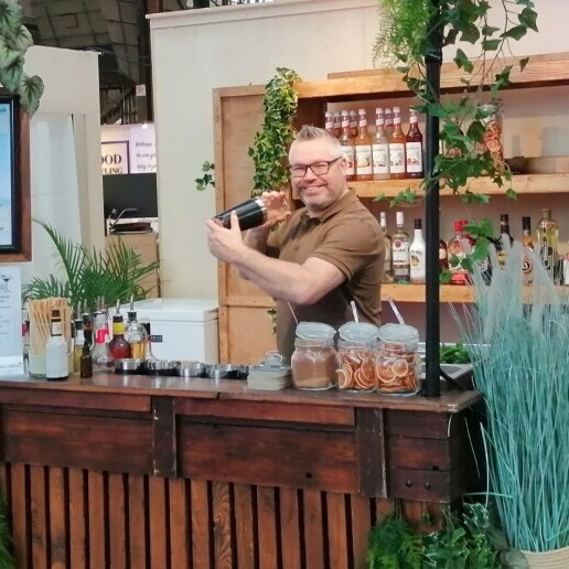 Cocktails Oss  (NL) De Cocktail Connaisseur - 100 cocktails