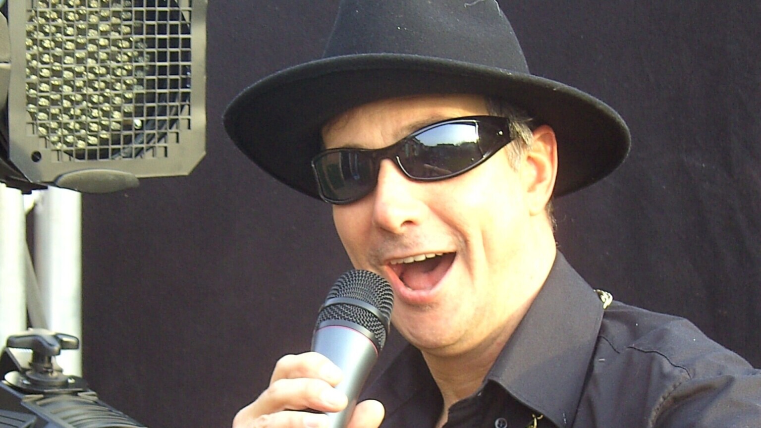 FIESTA Turn-Sing Show with FEEST DJ Theo
