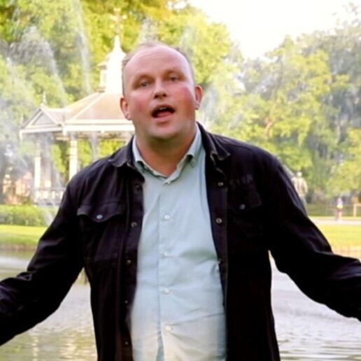 Zanger Almere  (NL) Bart zingt voor de zorg!