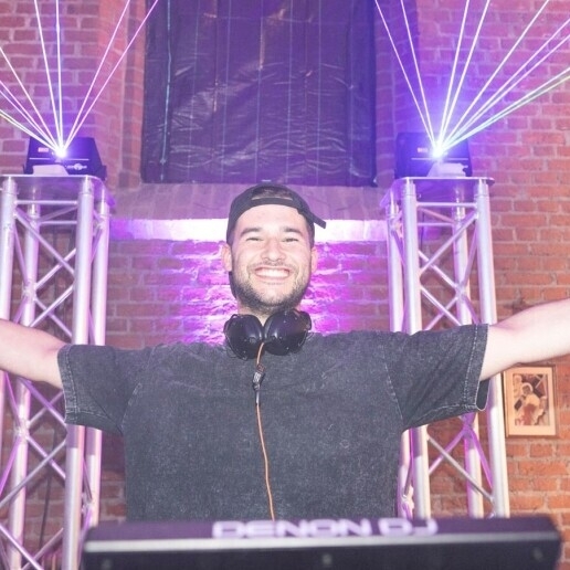 DJ & Live Sax – one show, one complete experience!