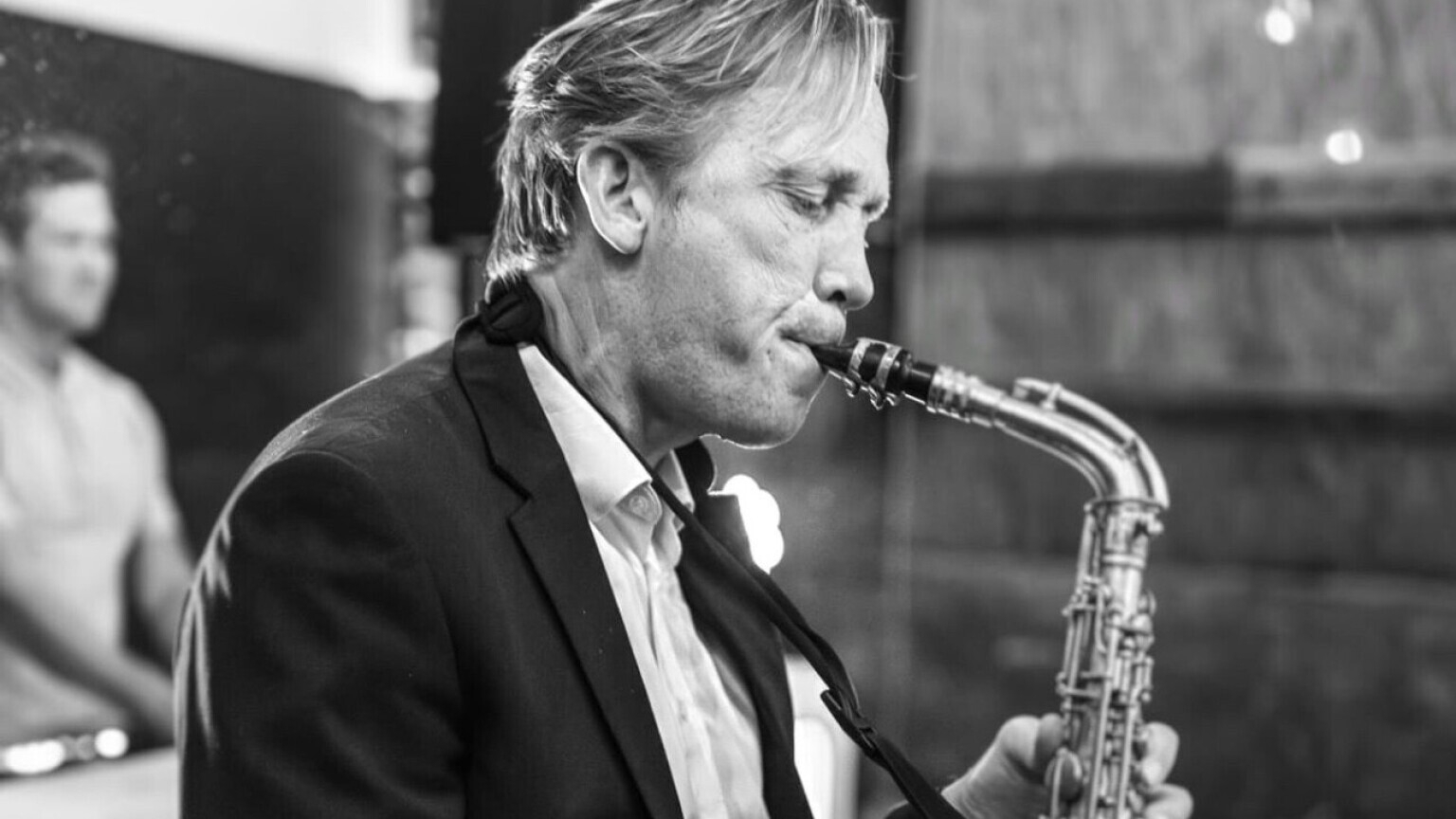 DJ & Live Sax – one show, one complete experience!