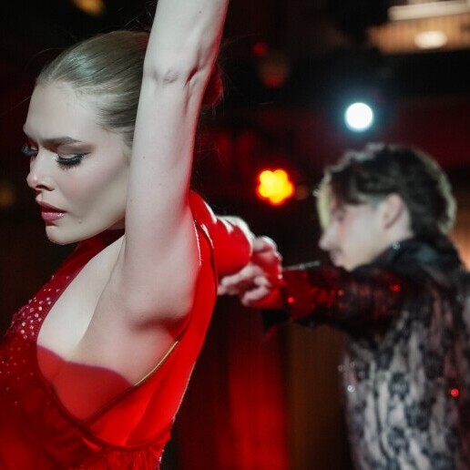 Dance group Amsterdam  (NL) Emotional dance act with feather fans