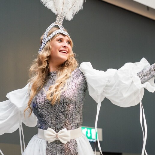 Actor Opmeer  (NL) silver sting Stilt act