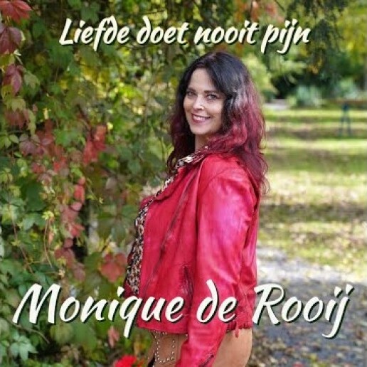 Singer (female) Willemstad  (Noord Brabant)(NL) Singer cynthia