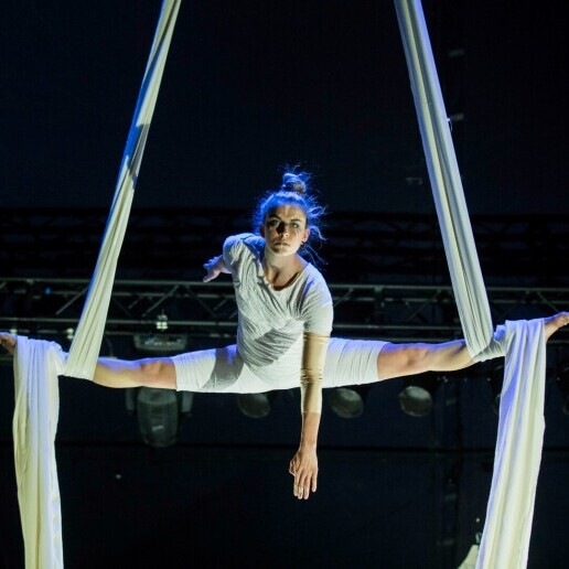 Acrobat Hoeleden  (BE) Aerial acrobatics / canvas, aerial silks