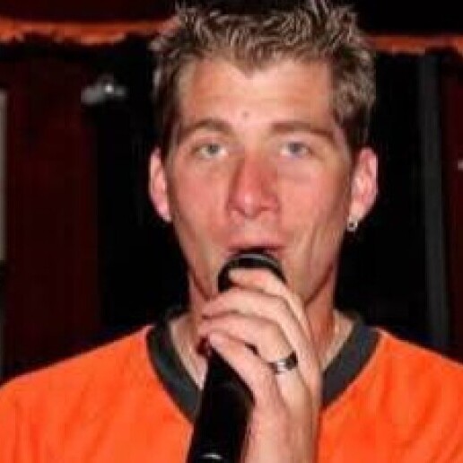Singer (male) Warfstermolen  (NL) Singer brian