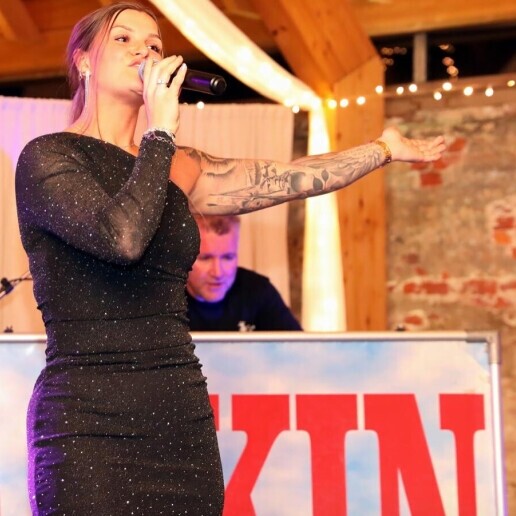 Singer (female) Heeze  (NL) Singer Meike