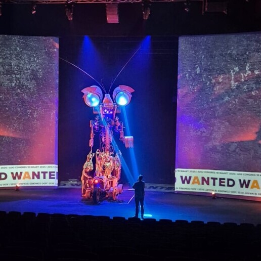 Event show Hoeven  (NL) Futuristische robot Act met licht en AI