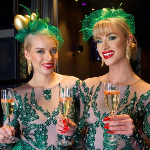 Event show Leiden  (NL) Ontvangst dames met champagne toren