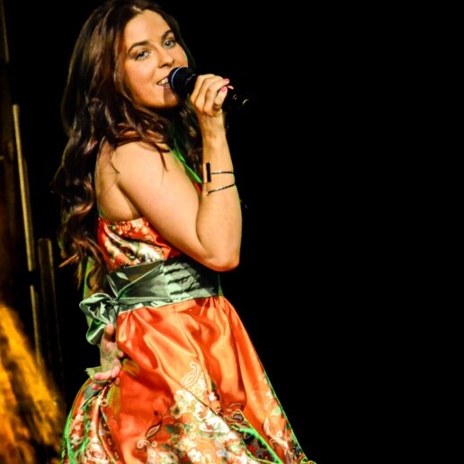 Zangeres Oss  (NL) Zangeres Tjesse