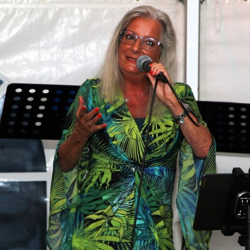 Singer (female) Stavenisse  (NL) Singer Conny