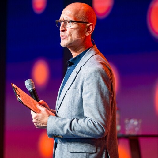 Spreker Velserbroek  (NL) Presentator Sander Hulsman