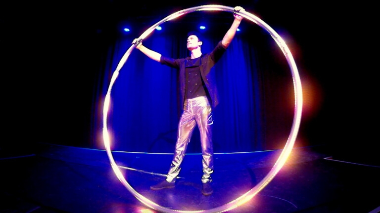 Cyr Wheel Acrobatiek (LED) - Solo Boy