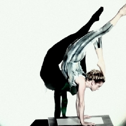 Acrobaat Zaandam  (NL) Handstand Box - Handbalancing Acrobatiek