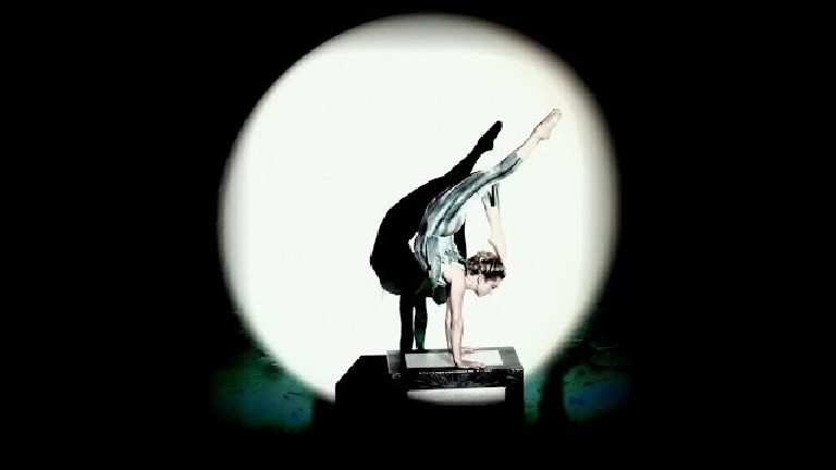 Handstand Box - Handbalancing Acrobatiek Boeken? Direct op ShowBird.com!