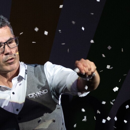 Magician Wijchen  (NL) Walk around magic by Michael Divano.