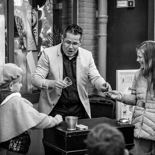 Magician Wijchen  (NL) Walk around magic by Michael Divano.