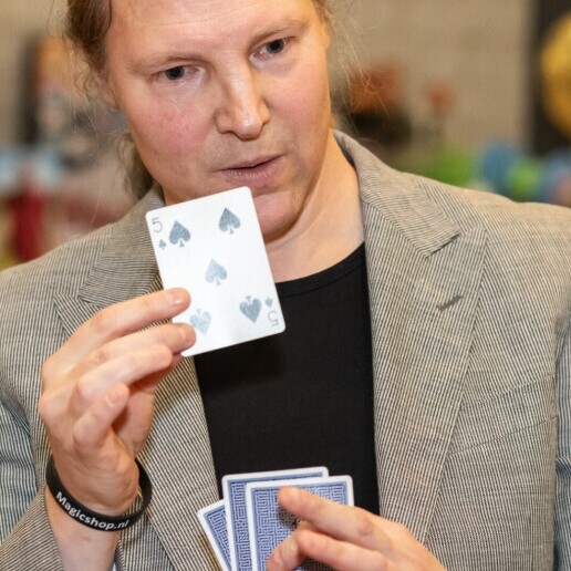 Magician Fijnaart  (NL) Table magician Prize winner Roy Andrews