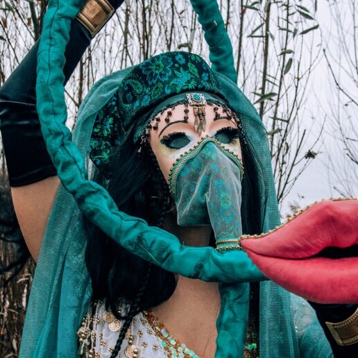 Character/Mascott Amsterdam  (NL) Miss Whisper - Interactive Walking Around Act