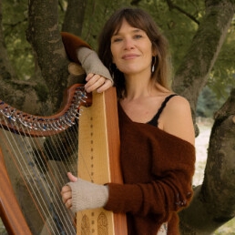 Daniëlle Uriël Harp (en zang)