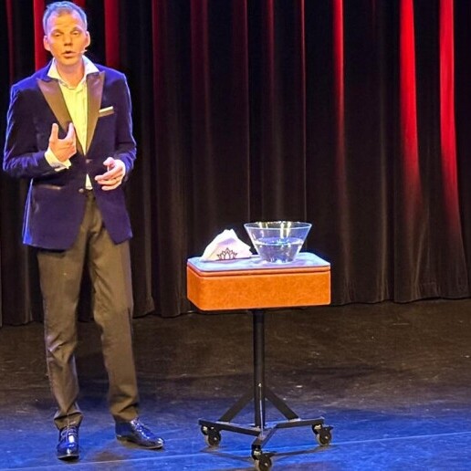 Goochelaar Hoogvliet  (NL) Tafelgoochelaar Niels Nathaniël