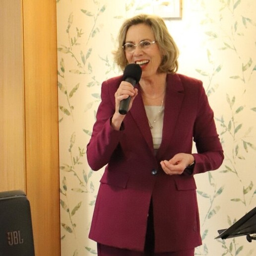 Singer (female) Zeist  (NL) Nostalgia Show - Songs of the Past (live)