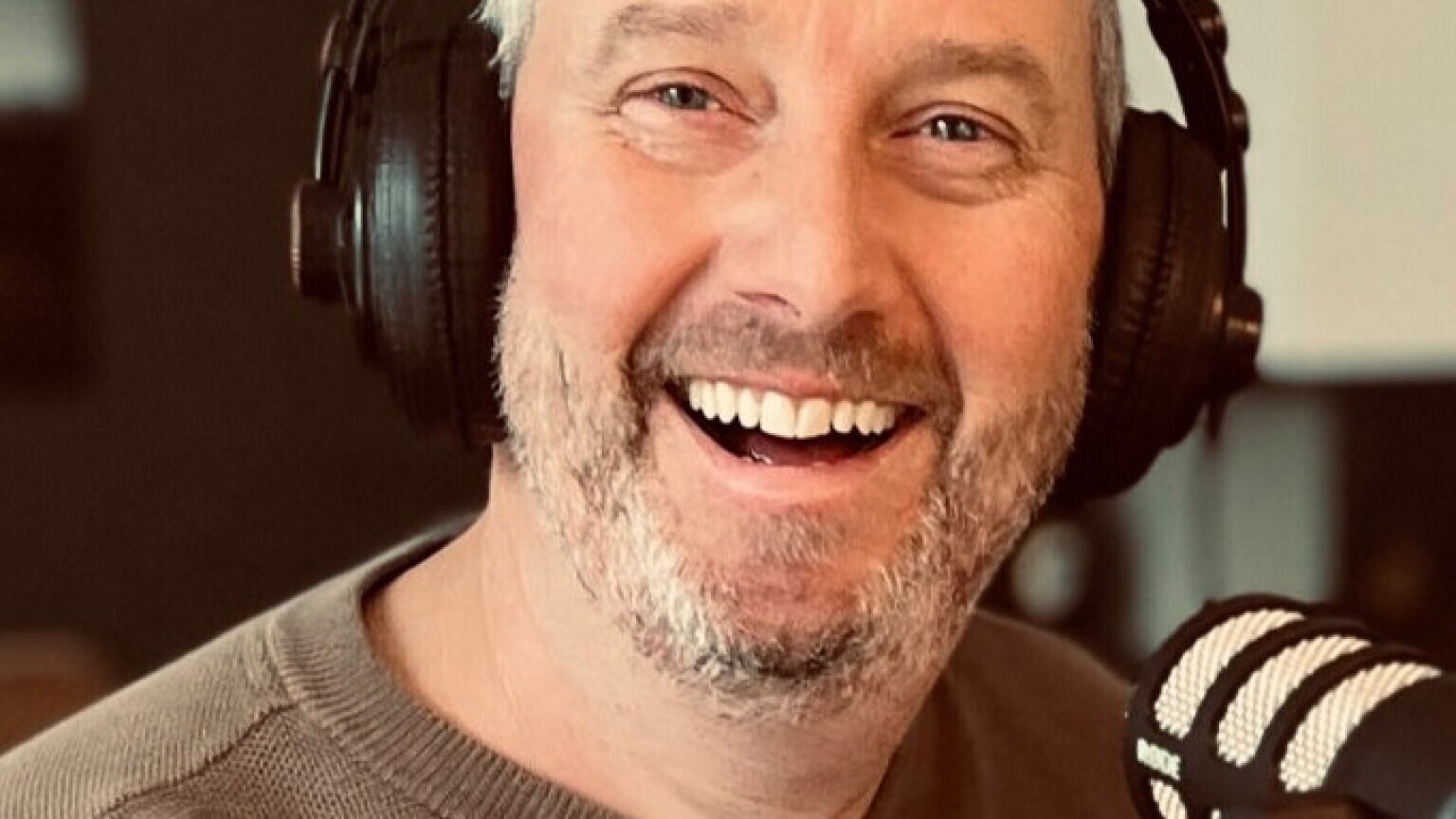 Speaker Oss  (NL) Recording a podcast