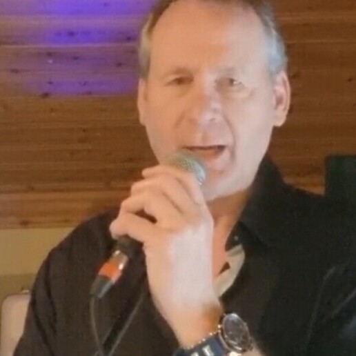 Singer (male) Meeden  (NL) Music from back then, fun for today.