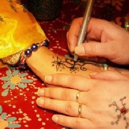 Henna Tattoo Artist with Tattoo Kar