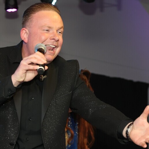 Singer (male) IJmuiden  (NL) Singer Lesley Rosbach