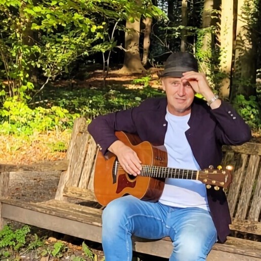 Gitarist Oegstgeest  (NL) JUST MARCEL, Zanger & gitarist (solo)