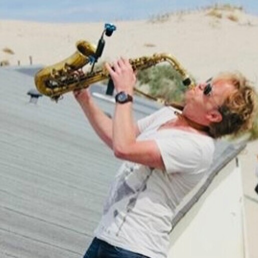 Saxophonist Vlaardingen  (NL) DJ en Sax Leslie Moore (LesisMoore:-)