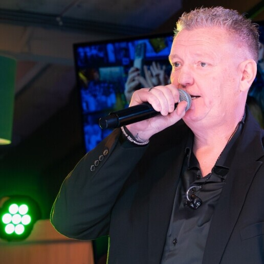 Singer (male) Breukelen  (NL) Richard ten Oever incl sound Evening Fill.