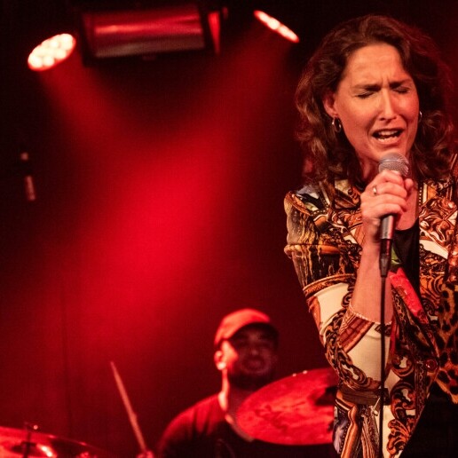 Singer (female) Epe  (NL) TOP2000 singer and pianist Mari Ann