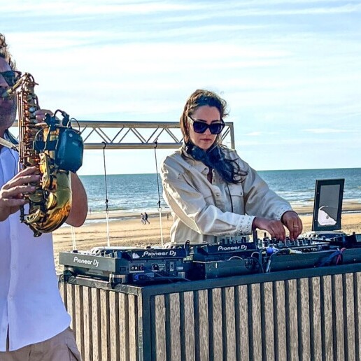 DJ Amsterdam  (NL) Showbird Live DJ act with live musicians