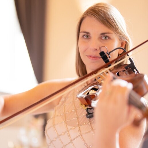 Violist Merkelbeek  (NL) Violiste Joyce Muezers