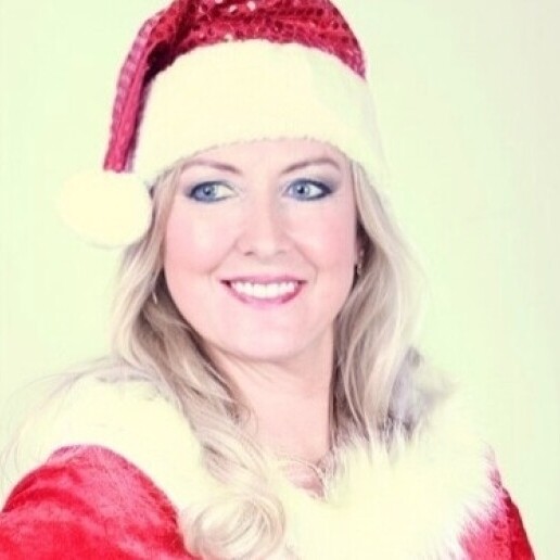 Singer (female) Olsene  (BE) Christmas performance with Xiana