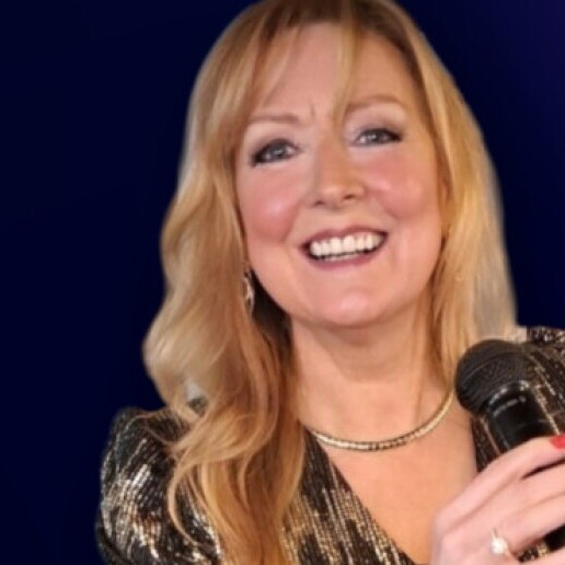 Singer (female) Olsene  (BE) Performing with Xiana