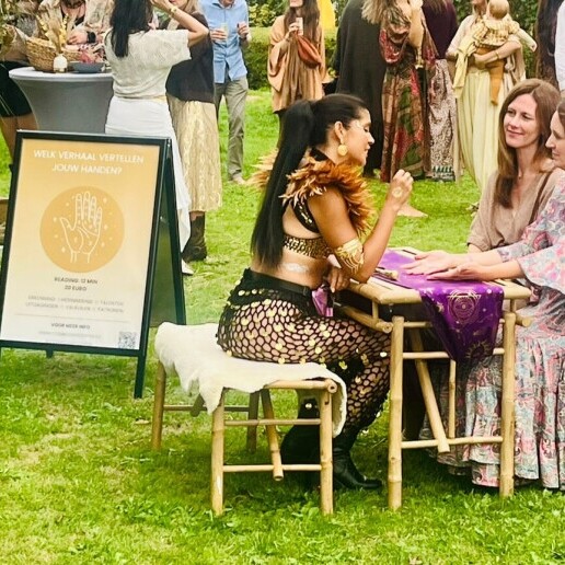 Waarzegger Schoorl  (NL) Elena Handlezer (Palm Reader)
