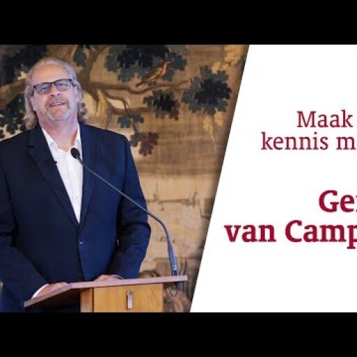 De trouwambtenaar met een lach