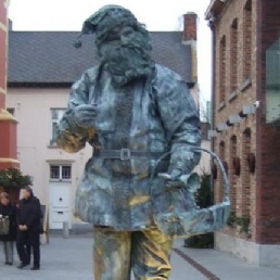 Actor Neeroeteren  (BE) Santa Claus with a basket full of candy