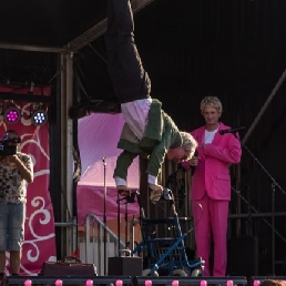 Acrobaat Amsterdam  (NL) Rollator acrobatiek act meneer Altema