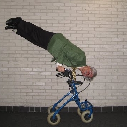 Rollator acrobatiek act meneer Altema