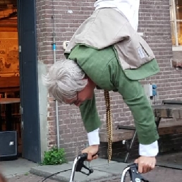 Rollator acrobatiek act meneer Altema